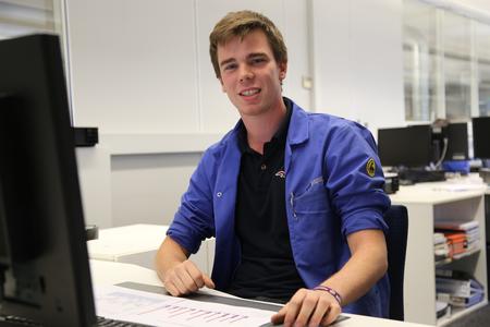 Kevin Ritter an seinem Arbeitsplatz bei ebm-papst in Mulfingen.