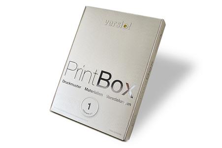 Die "versio! PrintBox" mit 20 veredelten Druck- und Papiermustern lässt sich ab sofort online bestellen
