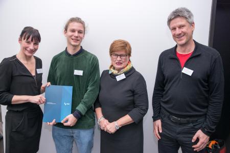 Preisträger Julius Hetzel freut sich gemeinsam mit Rektorin Prof. Dr. Karin Luckey (2.v.r.), Julia Maxwitat-Balzer (Sparkassen-Stiftung) und Betreuer Prof. Dr. Martin Hering-Bertram über den HSB-Innovationspreis und den damit verbundenen Geldbetrag (Fotograf: Shuvo Sarkar, Hochschule Bremen)