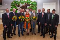 Die WEMAG-Vorstandsmitglieder Caspar Baumgart und Thomas Pätzold verabschieden den scheidenden und begrüßen den neuen KAV-Vorstand:  Thomas Pätzold, Ulrich Güßmann (scheidender stellvertretender Verbandsvorsteher), Lothar Stroppe (scheidender Verbandsvorsteher und jetzt weiteres Vorstandsmitglied), Alfred Matzmohr (weiteres Vorstandsmitglied), Dr. Margret Seemann (neue 2. stellvertretende Verbandsvorsteherin), Andreas Zapf (weiteres Vorstandsmitglied), Dr. Ernst Repp (weiteres Vorstandsmitglied), Thomas Brandt (1. stellvertretender Verbandsvorsteher), Michael Ankermann (Neuer Verbandsvorsteher) und Sven Borgwardt (scheidendes weiteres Vorstandsmitglied) zu sehen (Foto: WEMAG/Rudolph-Kramer)