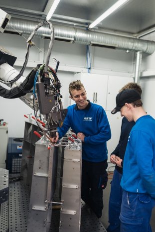 Tobias Melches erklärt den Auszubildenden den Laserschweiß-Roboter_2.jpg