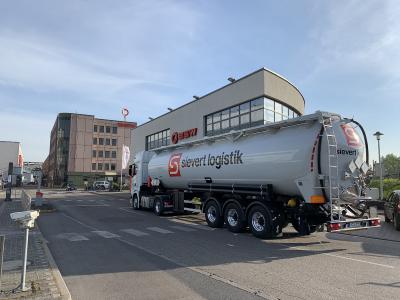 Die Sievert Logistik SE verantwortet die Ver- und Entsorungslogistik der Badischen Stahlwerke in Eigenregie. (Foto: Sievert Logistik SE)