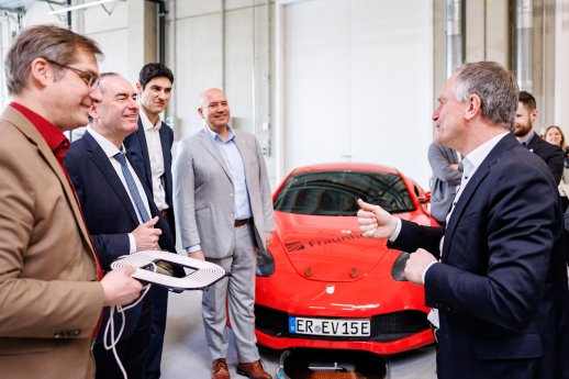 2025-04-10_Pressefoto_Eroeffnung-E-Road-Center-Hallstadt_copyright-DanielKarmann-FraunhoferIISB_.jpg