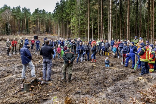 13. Baumpflanzaktion_Bild 2_Foto WEMAG Stephan Rudolph-Kramer_OO9A9191.jpg