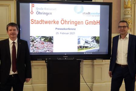 Gebhard Gentner (links), Geschäftsführer der Stadtwerke Schwäbisch Hall und Öhringens OB Thilo Michler freuen sich über den wegweisenden Gemeinderatsbeschluss, der den Weg für den Aufbau von Öhringer Stadtwerken ebnet.