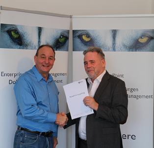 Harald Klingelhöller, Geschäftsführer DM Dokumenten Management GmbH und Wilhelm Flintrop, Geschäftsführer 1st.-consulting UG bei der Unterzeichnung des Kooperationsvertrages