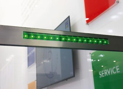 Die RGB-Signalleuchten von HEMA können sowohl in die Einhausung als auch direkt in die Maschinenschutzscheibe integriert werden