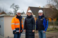 WEMAG-Vorstand Thomas Murche, Staatssekretärin Ines Jesse und der Leiter der Netzdienststelle Neustadt-Glewe Maik Reimann besichtigen Netzanlagen im Versorgungsgebiet der WEMAG Netz GmbH. Foto: Sophie Schäfer