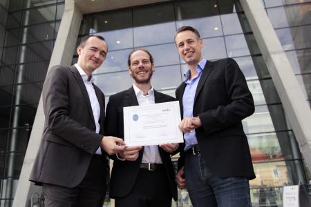 Zentrumsleiter Dominik Engel (rechts), Christian Neureiter (Mitte), Goran Lastro (links) und Mathias Uslar (nicht im Bild) vom OFFIS in Oldenburg freuen sich über den Best Paper Award / Bild: FH Salzburg