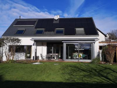 SunPower Module auf einem Einfamilienhaus in der Metropolregion Nürnberg ©iKratos