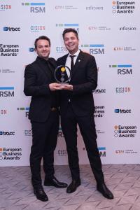 Marketing Director Lars Sæbø (links) und Media Director Magne Hatteland nahmen den European Business Award 2019 für AutoStore erfreut entgegen