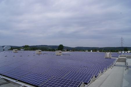 Solarmodule auf Dach von Cactus Markt seitlich