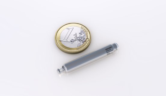 St Jude Medical_Nanostim_Groesse Vergleich zu Euro.jpg