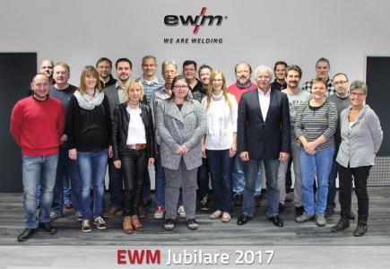 Diese Mitarbeiter ehrte EWM bei einer Feierstunde für ihre jahrzehntelange Unternehmenszugehörigkeit