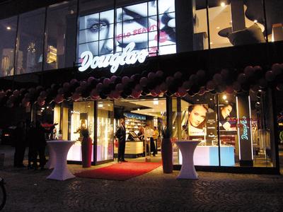 Digital signage: Perfumery chain Douglas incorporates PRESTIGEenterprise in its new cutting-edge branch in Mainz