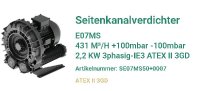 Das Bild zeigt den Seitenkanalverdichter E07MS mit explosionsgeschütztem Gehäuse (ATEX II 3GD), ausgelegt für den Einsatz in Laboren zur Absaugung von brennbaren Gasen oder Stäuben. Die robuste Bauweise und der effiziente IE3-Motor ermöglichen eine zuverlässige Luftförderung im Laborumfeld.