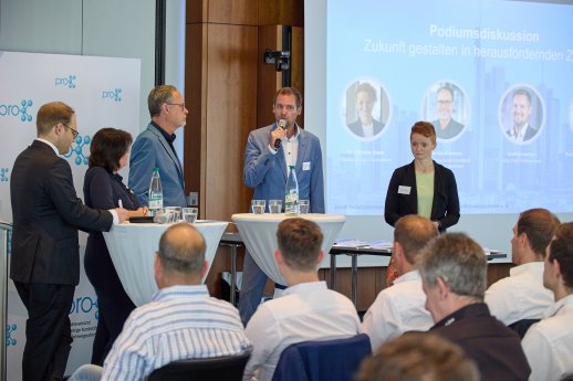 250630.686256b3d2eb7_Podiumsdiskussion_mit_Branchenvertreter_innen_und_Moderatorin_Dr._Heidi_Roh.jpg