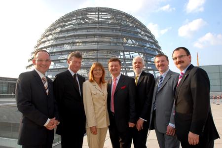 v. l. Dr. Stefan Engel, Prof. Dr. Rüdiger Iden (beide BASF AG), Frau Edelgard Bulmahn MdB, Prof. Wolfgang Heckl (Deutsches Museum), Dr. Peter Hatto (ISO/TC 229), Dr. Markus Pridöhl (Degussa GmbH) und Dr. Péter Krüger (Bayer Material Science AG)