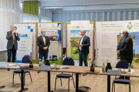 von links nach rechts: Marten Jensen (Geschäftsführer der GreenTEC Campus GmbH), Ralph Hirschberg (Niederlassungsleiter der EurA AG Schleswig-Holstein), Tobias Goldschmidt (Staatssekretär/MELUND), Burkhard Holder (Geschäftsführer VDE Renewables GmbH)