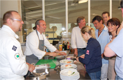 die Leaders beim Kochen mit MKN Küchenmeister Bruno Krogmeier (links) und Sternekoch Heiko Antoniewicz (zweiter von links)