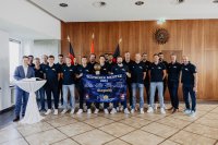 Regionspräsident Steffen Krach hat den Deutschen Meister von Waspo 98 Hannover im Regionshaus begrüßt, anschließend trug sich die Mannschaft ins Goldene Buch der Region Hannover ein. / Fotos: Region Hannover/Philipp Schröder.