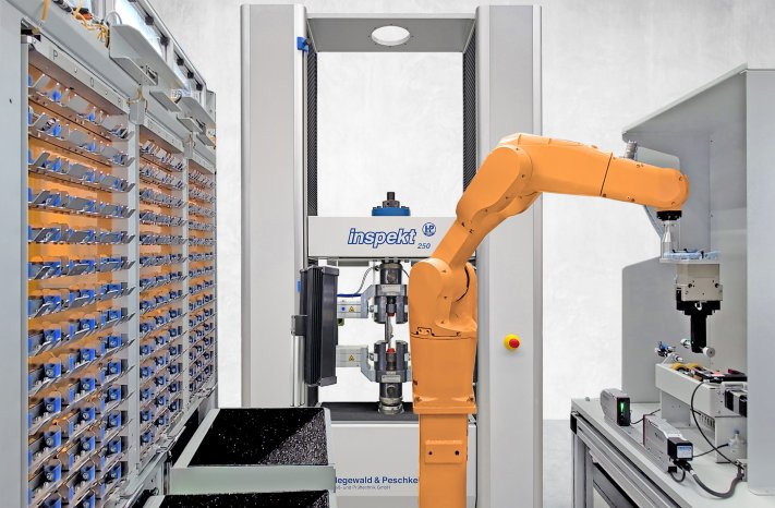 Automatisierte Prüfanlage Schulterprobe_103342_robi orange.jpg