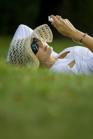 Frau schaut dank Pinnacle Video Transfer Filme am ipod.jpg