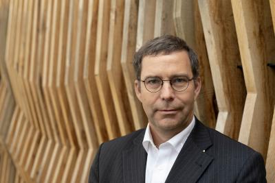 „Unser Ziel war es, eine möglichst umweltfreundliche Mehrweglösung zu produzieren. Hierzu sind vor allem zwei Parameter wichtig: ein geringes Gewicht und ein hoher Anteil von Recyclingmaterial“, erklärt Arne Wiese, Product Manager Bottles & Shapes bei der KHS Gruppe.