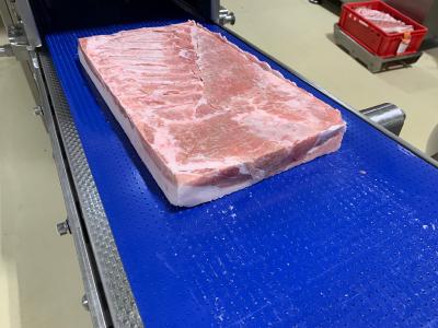 Pro Stunde können bei Steirerfleisch in den beiden Tunnelfrostern von Dantech Freezing Systems bis zu 5.000 kg Schweinebauch pro Stunde verarbeitet werden. Foto: Dantech Freezing Systems, Bissendorf
