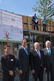 Links: Dr.-Ing. Felipe Wolff-Fabris, Leiter des EZD, daneben Prof. Dr. Martin Bastian, Institutsdirektor SKZ, rechts. Martin Zeil, Bayerischer Staatsminister für Wirtschaft, Infrastruktur, Verkehr und Technologie
