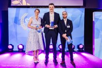 Geschäftsleiter Stefan Fuchs nimmt den Platin Award entgegen