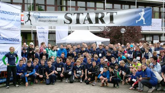 Gruppenstart des GEZE Teams beim traditionellen Ditzinger Lebenslauf 2013 zugunsten Mukoviszidose-Kranker (Foto: GEZE GmbH)