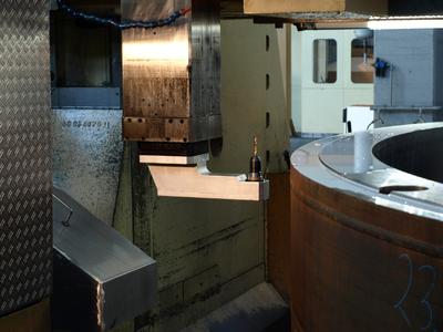 Zugeschnitten auf die Bearbeitungsaufgabe steigert der Winkelkopf die Effizienz in der Karusselldrehmaschine
