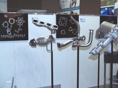 Unter dem Motto ‚World of Flange’ zeigte der Flanschhersteller Carl Wüst auf der Blechexpo Skulpturen und Wandbilder aus Serien-Stanzflanschen für Abgasanlagen