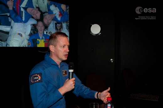 Frank_De_Winne_presents_his_missions_to_the_ISS_at_the_ESA_pavilion.jpg