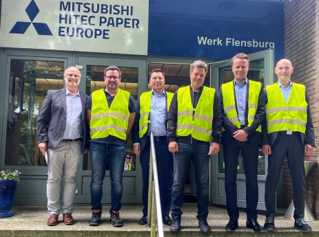 Wirtschaftsminister Habeck zu Besuch bei Mitsubishi HiTec Paper in Flensburg.jpg