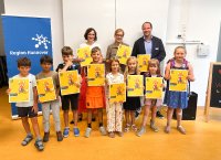 Christine Stein, stellvertretende Schulleiterin, (v.l.), Dezernentin Dr. Andrea Hanke und Felix Albrecht, Leiter des Teams Bildungs- und Teilhabeleistungen der Region Hannover mit den Kindern des „Räuber-Hauses“ der Grundschule Otfried-Preußler Schule. / ©Region Hannover