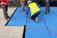 Die Frischbetonverbund-Dichtungsbahn WP FCCM dient der hinterlaufsicheren Sekundärabdichtung von WU-Betonkonstruktionen und verbindet sich vollflächig mit dem Frischbeton.