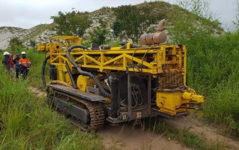 Bohrgerät auf dem Manono-Projekt; Foto: AVZ Minerals