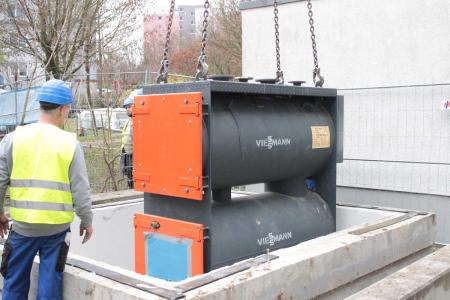 Süwag-Heizzentrale Oberste Gärten - Der Kran hebt den alten Heizkessel nach oben