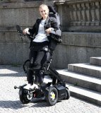 Im Pflege- und Stehrollstuhl PR Biolution der PARAVAN GmbH finden sämtliche medizinische und ergonomische Aspekte Berücksichtigung und sorgen für eine Verbesserung des individuellen Krankheitsbildes. Bildnachweis: PARAVAN GmbH