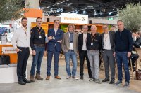 v.l.n.r: Sebastian Stelzer, Group Lead Product Management Industrial Ethernet (Weidmüller); Jeroen Wijnands, Manager OT Security Netherlands (Orange Cyberdefense); Leon Theis, Sales Manager (Orange Cyberdefense); Ralf Czekalla, Head of Business Development (Orange Cyberdefense); Dr. Björn Griese, Head of Product Security (Weidmüller); Marcel Hulsen, Enterprise Security Architect (Orange Cyberdefense); Dr. Thomas Bürger, Executive Vice President Automation Products and Solutions (Weidmüller) und v.l.n.r: Sebastian Stelzer, Group Lead Product Management Industrial Ethernet (Weidmüller); Jeroen Wijnands, Manager OT Security Netherlands (Orange Cyberdefense); Leon Theis, Sales Manager (Orange Cyberdefense); Ralf Czekalla, Head of Business Development (Orange Cyberdefense); Dr. Björn Griese, Head of Product Security (Weidmüller); Marcel Hulsen, Enterprise Security Architect (Orange Cyberdefense); Dr. Thomas Bürger, Executive Vice President Automation Products and Solutions (Weidmüller) und