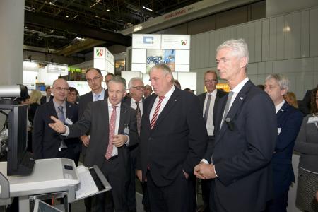 (Im Vordergrund v.l.n.r.:) Univ.-Prof. Dr. med. Gernot Marx, FRCA, Direktor der Klinik für Operative Intensivmedizin und Intermediate Care an der Uniklinik RWTH Aachen und Mitglied des ZTG-Forums Telemedizin, und Prof. Dr. med. Sebastian W. Lemmen, Leiter des Zentralbereichs für Krankenhaushygiene und Infektiologie der Uniklinik RWTH Aachen, demonstrieren NRW-Gesundheitsminister Karl-Josef Laumann an einer Live-Demo, wie das Projekt TELnet@NRW die Videokommunikation zwischen Arzt und Patient erleichtert. (Foto: ZTG/Peter Lippsmeier)