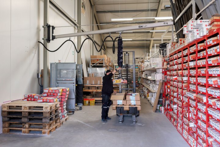 Boom im Baustoff-Onlinehandel: Vakuum-Hebetechnik unterstützt Mitarbeitende im Versand
