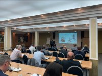 Wissenschaftlicher Infoaustausch bei den ersten Photonic Days der EurA AG:
Johann Hofmann von der Maschinenfabrik Reinhausen GmbH stellte den aufmerksamen Teilnehmern seine „5 Naturgesetze der Digitalisierung“ vor. Wissenschaftlicher Infoaustausch bei den ersten Photonic Days der EurA AG:
Johann Hofmann von der Maschinenfabrik Reinhausen GmbH stellte den aufmerksamen Teilnehmern seine „5 Naturgesetze der Digitalisierung“ vor.