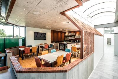 Spannende Werkstoffkombination: durch die Beton-Optik der Kücheneinrichtung, das Streckmetall in Corten-Optik und den Holzboden entsteht ein einzigartiger Look.
Foto: Maks Richter