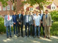 WEMAG-Vorstandesmitglied Caspar Baumgart (re.) sowie Personalleiter Michael Enigk (li.) begrüßen die jungen Berufsstarter und Studenten. WEMAG/Oliver Maaß WEMAG-Vorstandesmitglied Caspar Baumgart (re.) sowie Personalleiter Michael Enigk (li.) begrüßen die jungen Berufsstarter und Studenten. WEMAG/Oliver Maaß