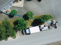 Die blaue Linie markiert den Verlauf der 22 m langen Glasfaserleitungen von der Baugrube zum Anschlussraum.