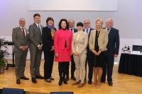 Das Präsidium der neuen IHK-Vollversammlung (vl): Oliver Hambrecht, Thomas Gauß, Katrin Löbbecke, Kirsten Hirschmann, Hans-Jörg Vollert, Antonia Hagen-Kettemann, Ralf Hirschfeld, Dr. Stefanie Leenen, Prof. Dr. Dr. h. c. Harald Unkelbach
