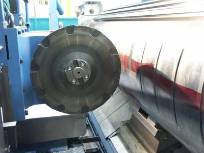 Der speziell für das Siemens Generatorenwerk in Erfurt konzipierte Winkelkopf von ROMAI ist mit 4.000 Nm ein Kraftpaket zum Fräsen. Da er mit höheren Drehzahlen auch Bohrbearbeitungen ermöglicht, ist er universell einsetzbar